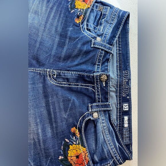 Miss Me Capri Stretch Denim Jeans Floral Embroidery Women’s Size 31x22 EUC - Picture 11 of 14